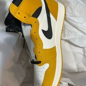 Brand new ** limited Nike Yellow and Black Sneakers with Classic Design